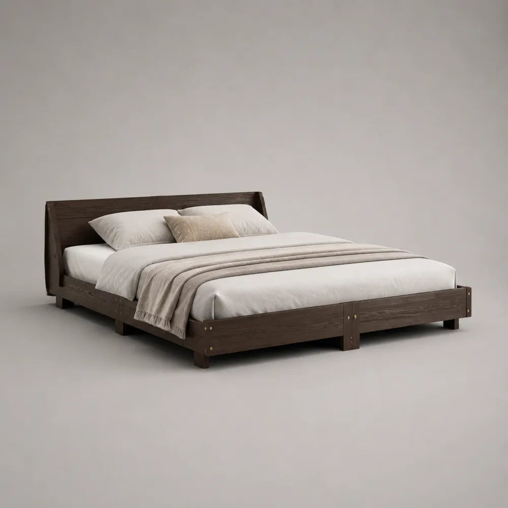 Letto matrimoniale 160x200 cm struttura in legno massello di pino colore marrone scuro con testiera inclinata rete a doghe e base piattaforma dimensioni 205x165x95 cm
