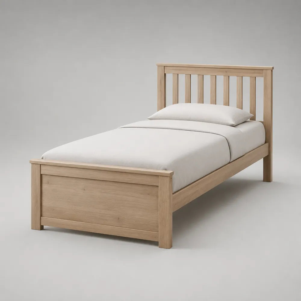 Letto singolo 90 cm x 200 cm in legno massello di pino effetto rovere chiaro con testiera a doghe verticali e pediera pannellata struttura rettangolare