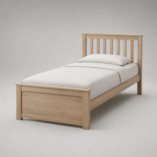 Letto singolo 90 cm x 200 cm in legno massello di pino effetto rovere chiaro con testiera a doghe verticali e pediera pannellata struttura rettangolare